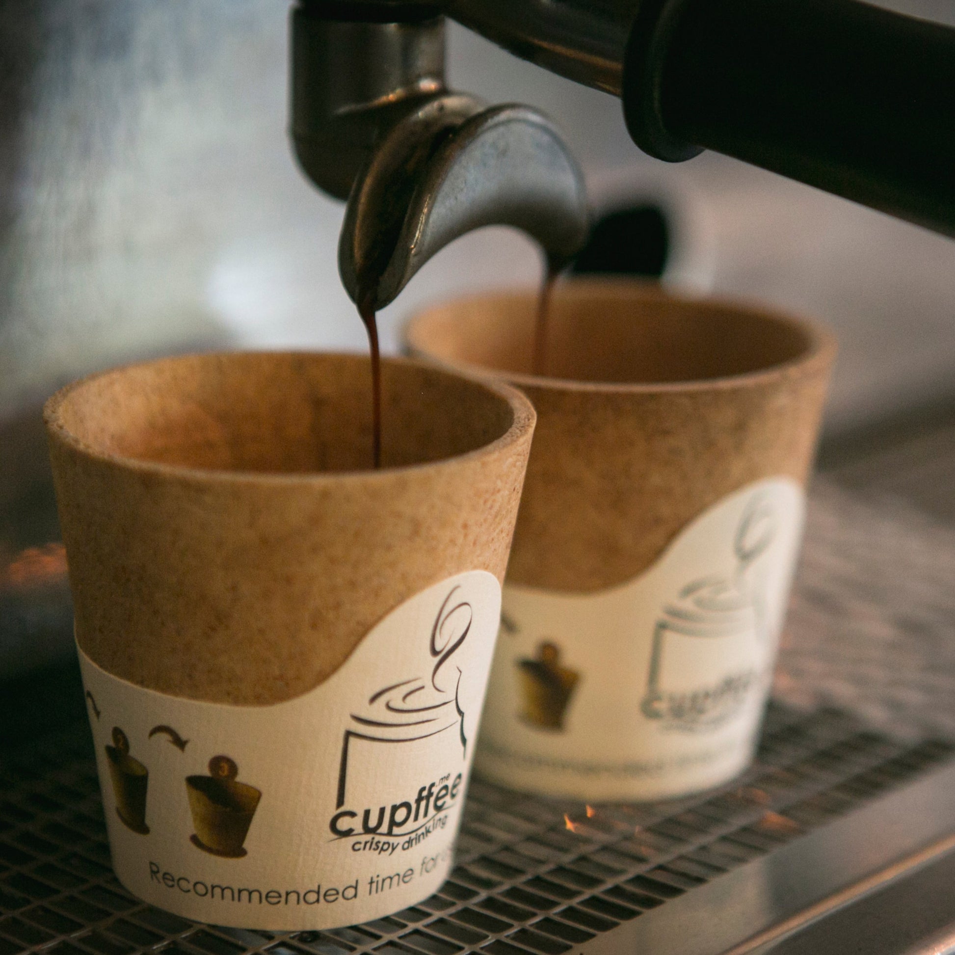 2 essbare Kaffeebecher unter Kaffeemaschine