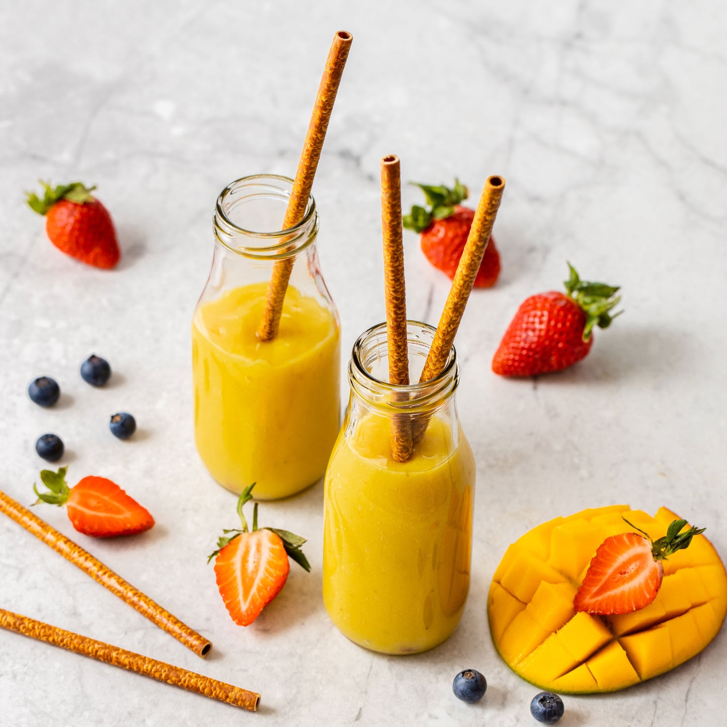 Orangensaft mit essbarem Strohhalm